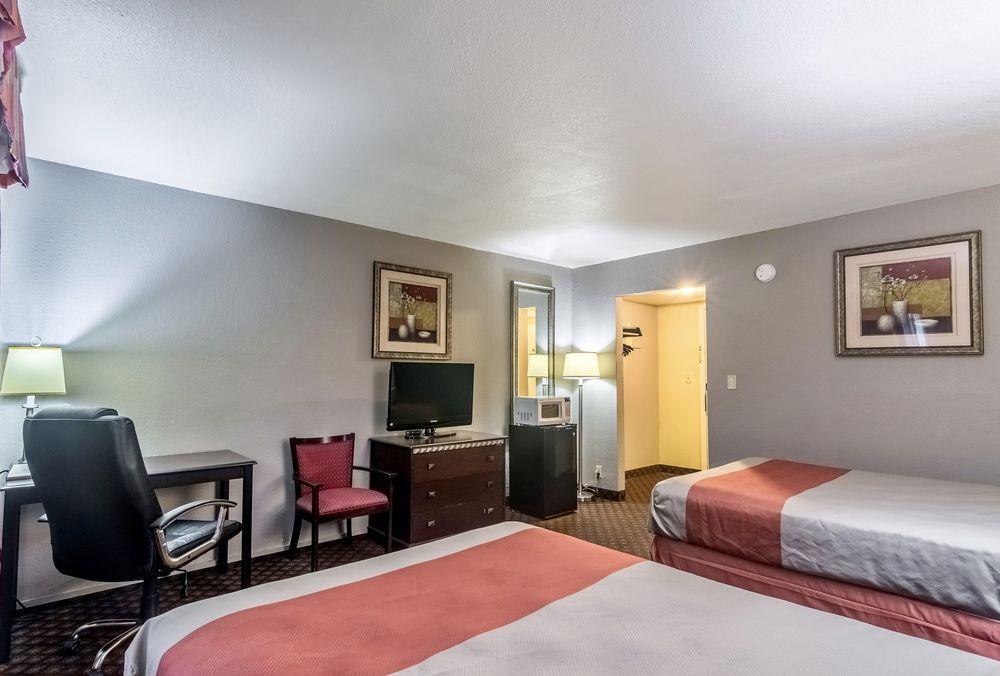 Oyo Townhouse Dodge City Ks Exteriör bild