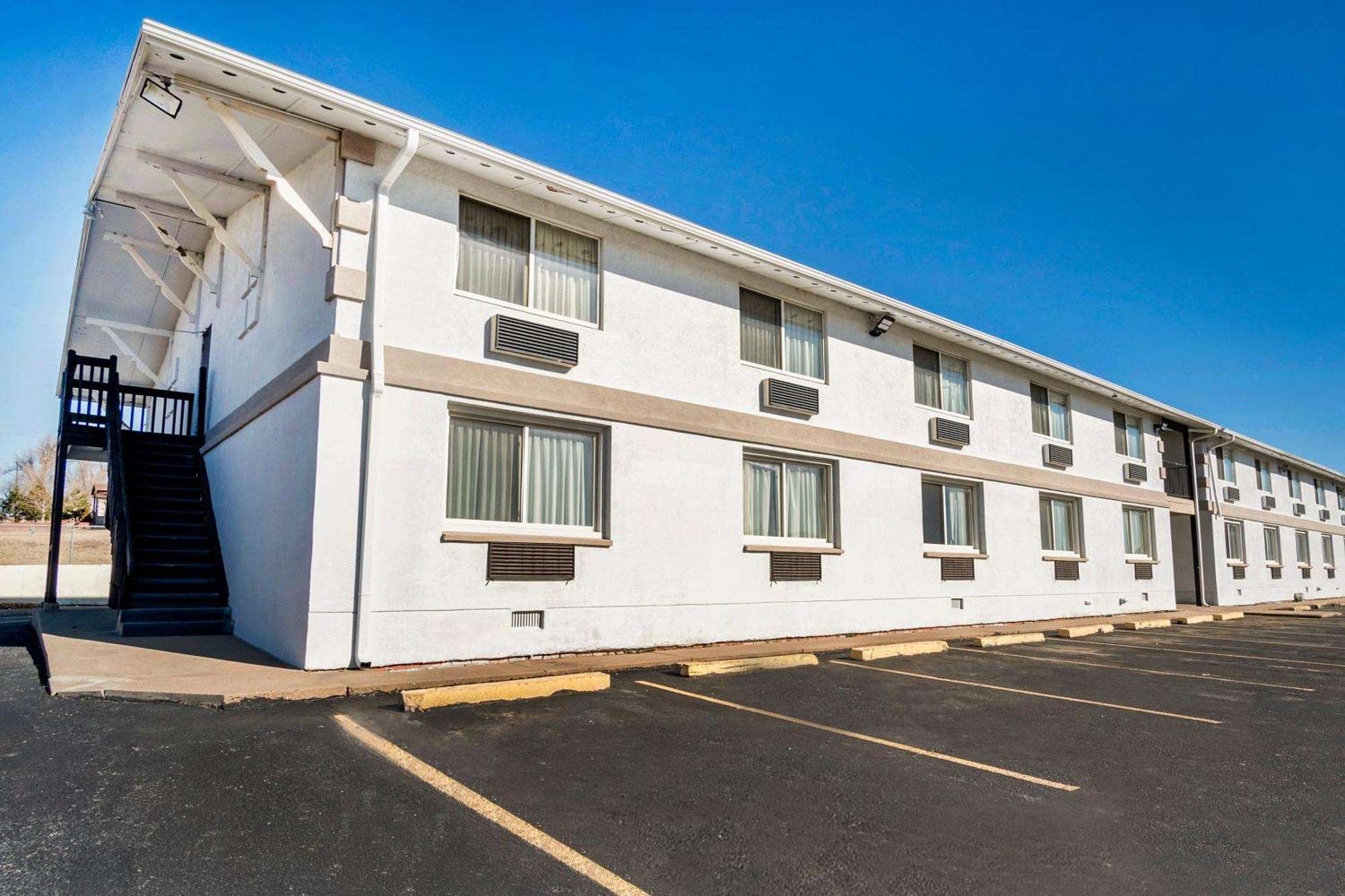 Oyo Townhouse Dodge City Ks Exteriör bild