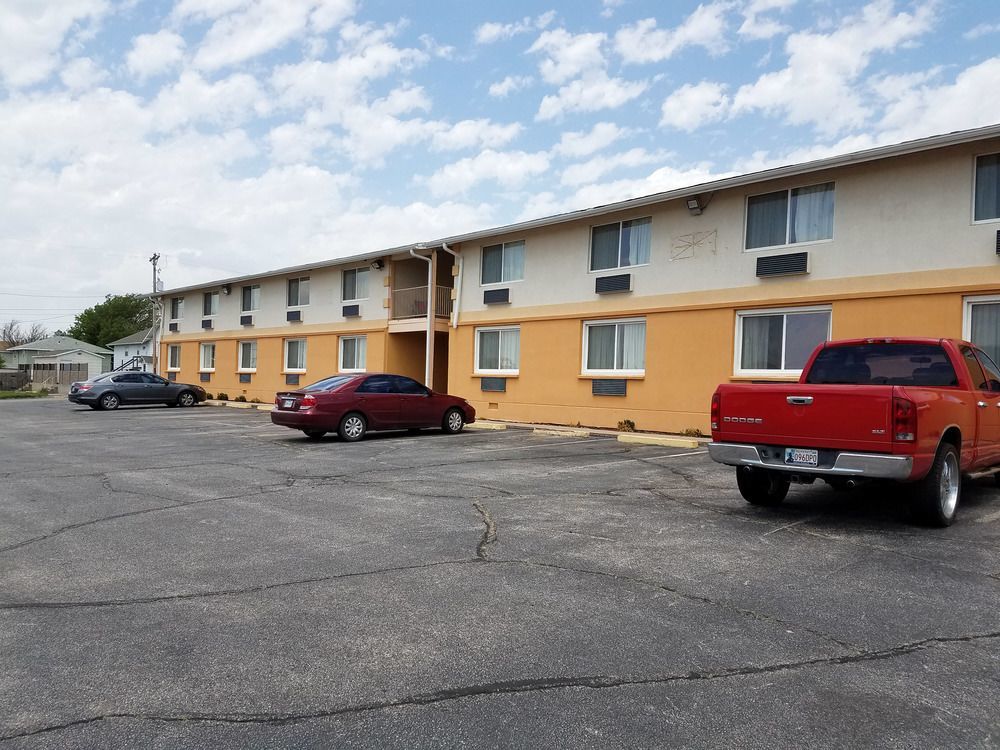 Oyo Townhouse Dodge City Ks Exteriör bild